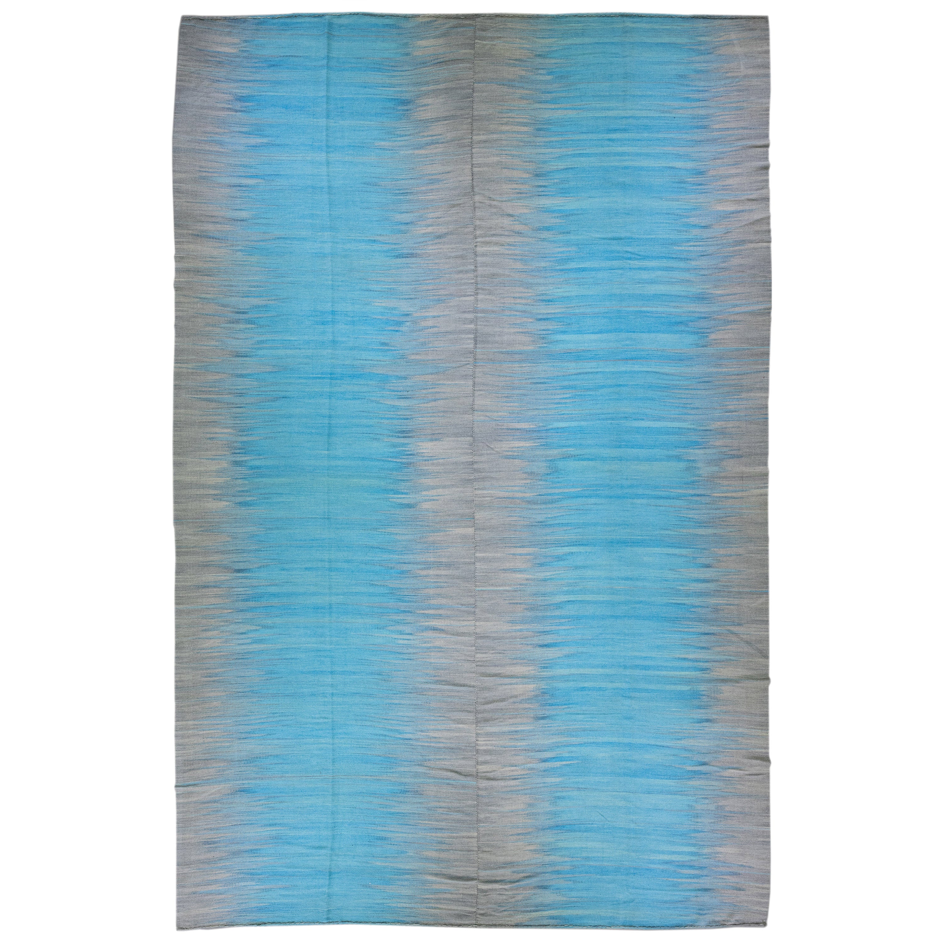 Tapis moderne Kilim en laine tissé à plat à motif abstrait bleu et gris surdimensionné