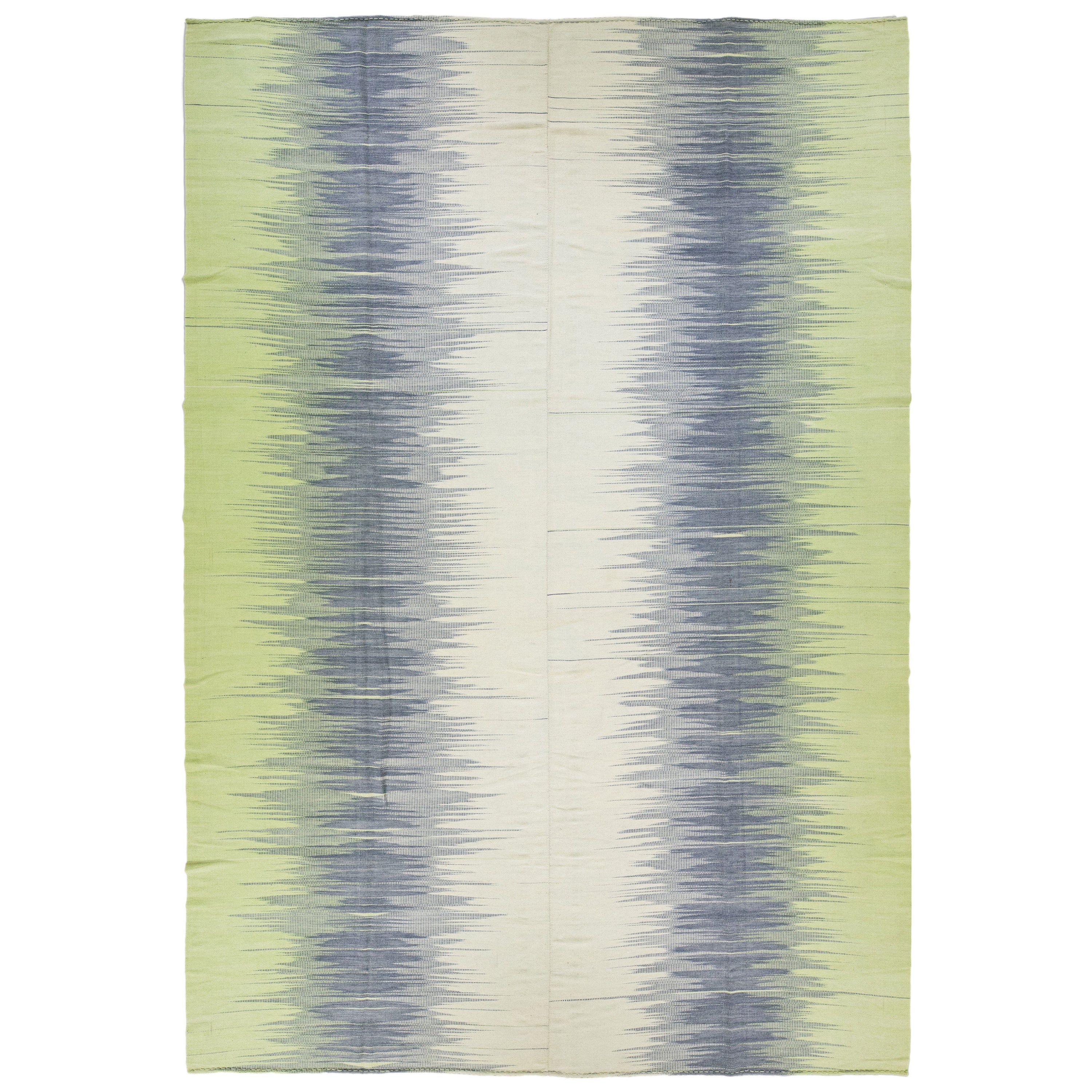 Tapis moderne Kilim vert et gris abstrait en laine surdimensionné fait à la main