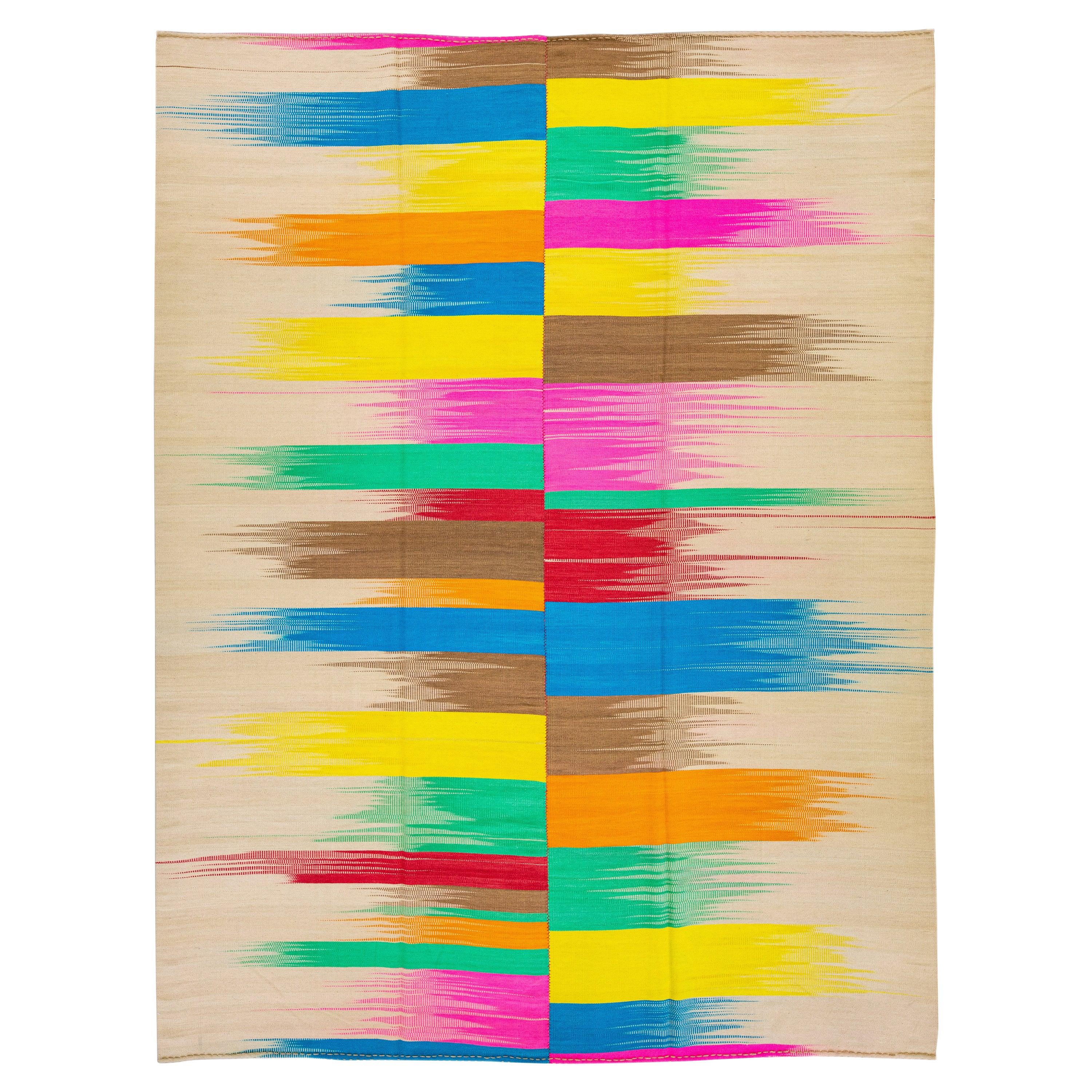 Tapis Kilim moderne à tissage plat multicolore et abstrait en laine fait à la main en vente
