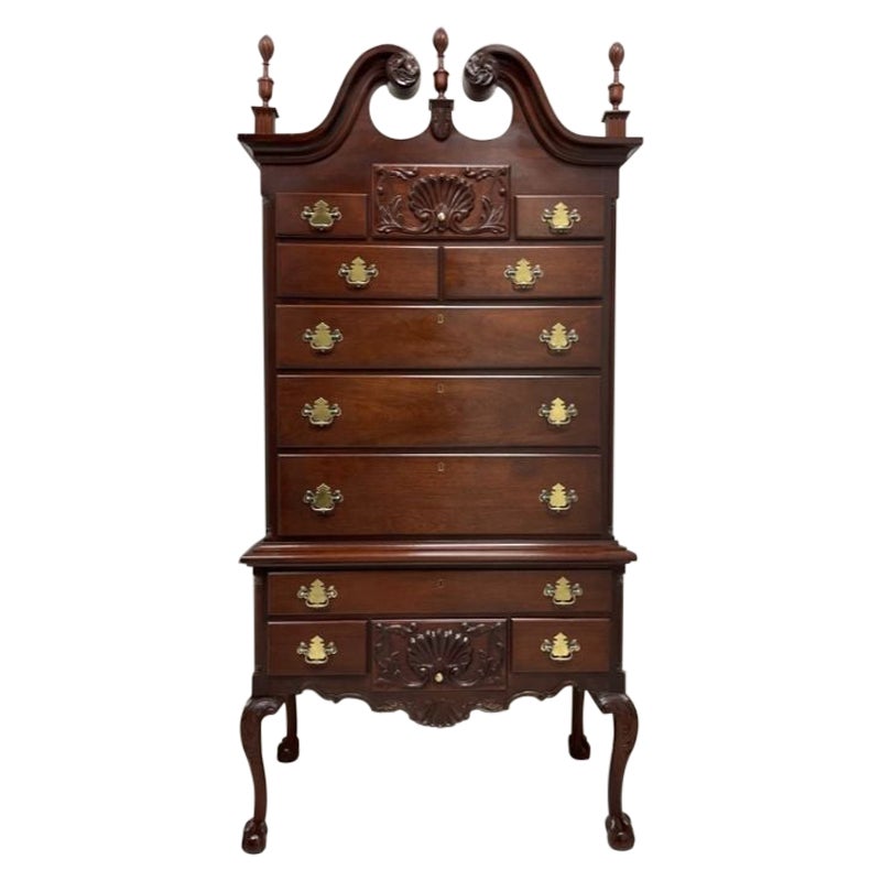 CRAFTIQUE Philadelphia Highboy-Kommode aus massivem Mahagoni mit Kugel in Krallenfüßen im Angebot