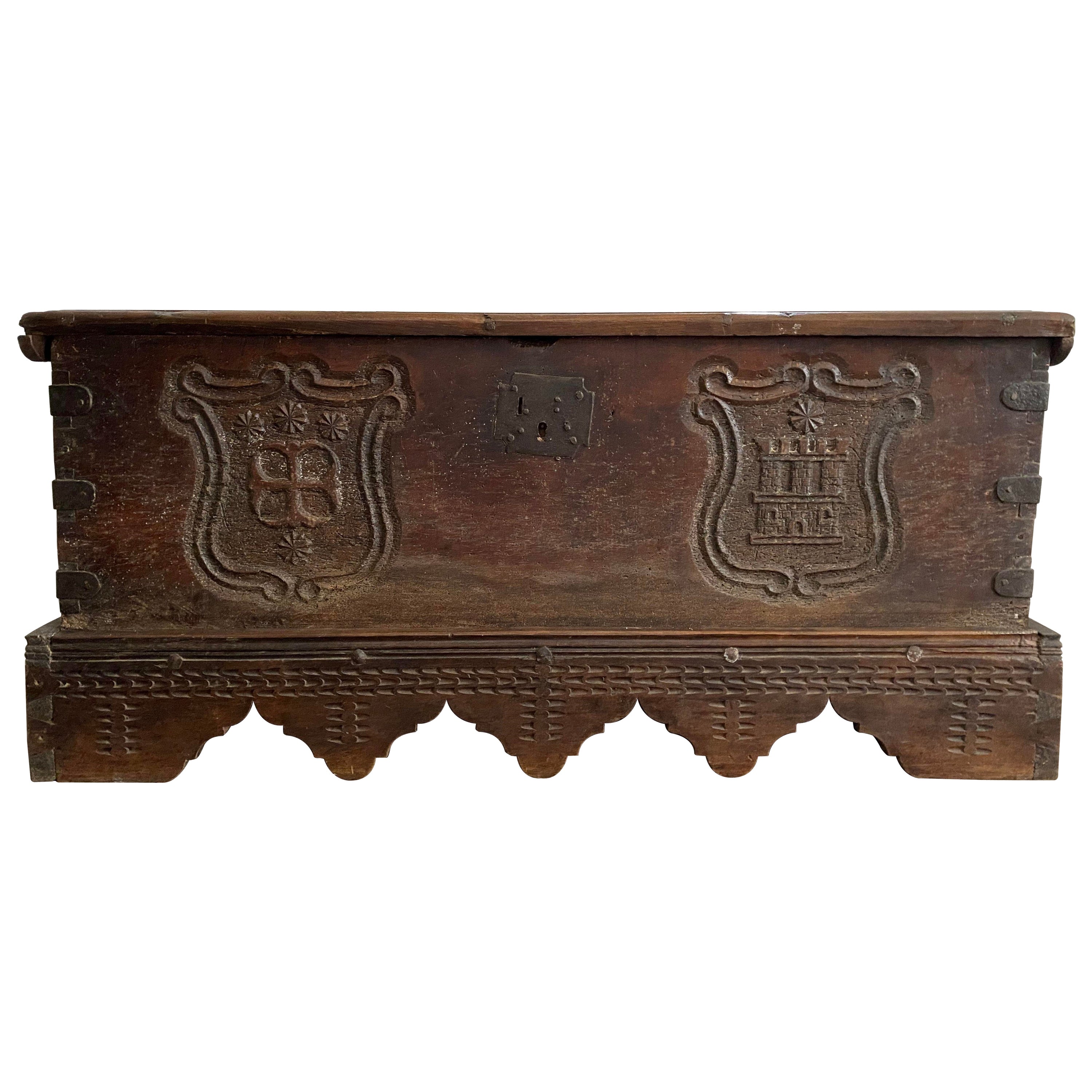 Wedding trunk / chest with coat of arms - Renaissance - 1600 For Sale