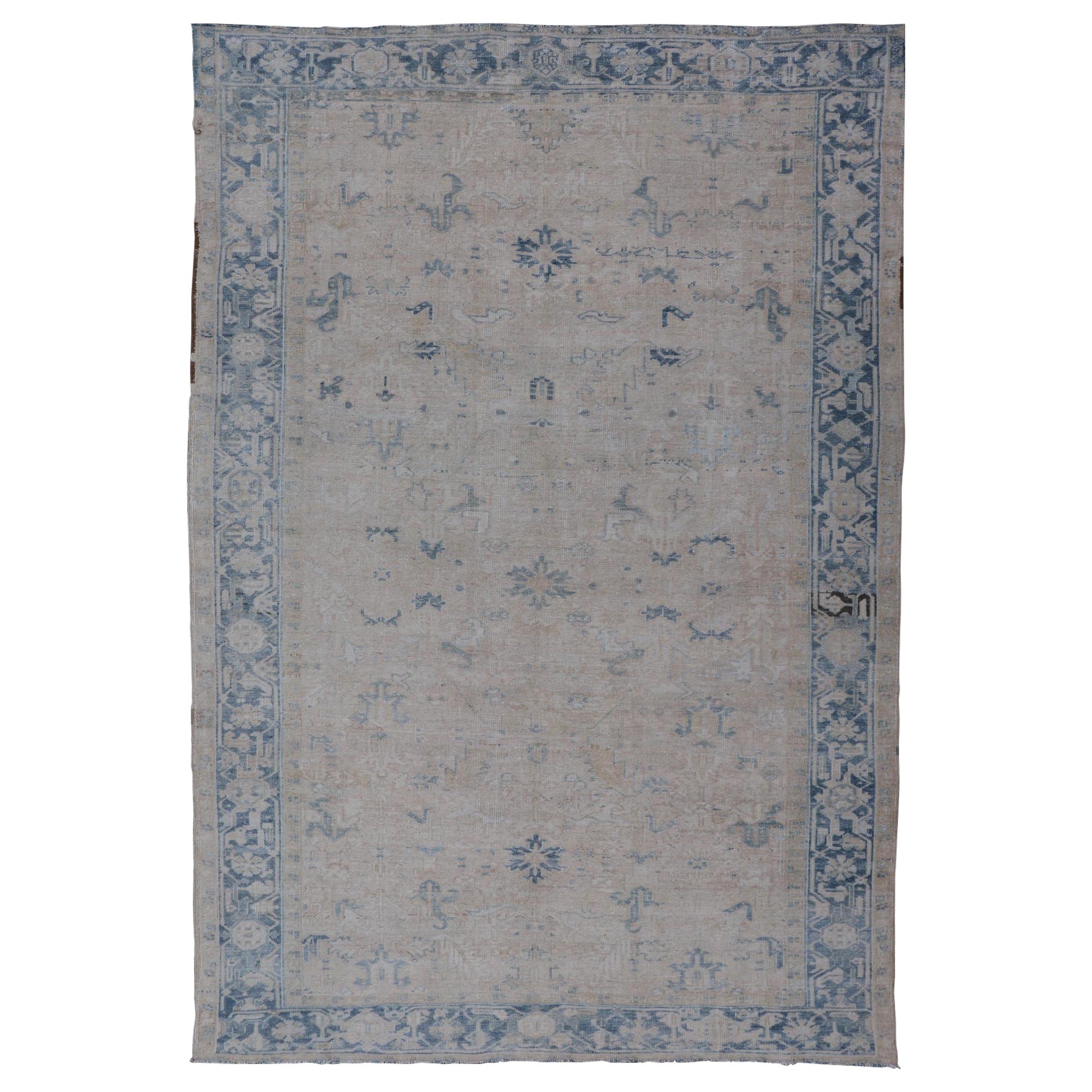 Antiker persischer Heriz-Teppich mit subgeometrischem Muster in Creme und Blau im Angebot
