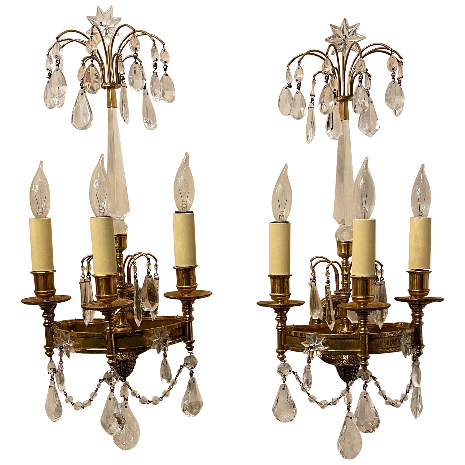 Merveilleuse paire d'appliques néoclassiques de style Régence Empire en bronze doré baltique et cristal
