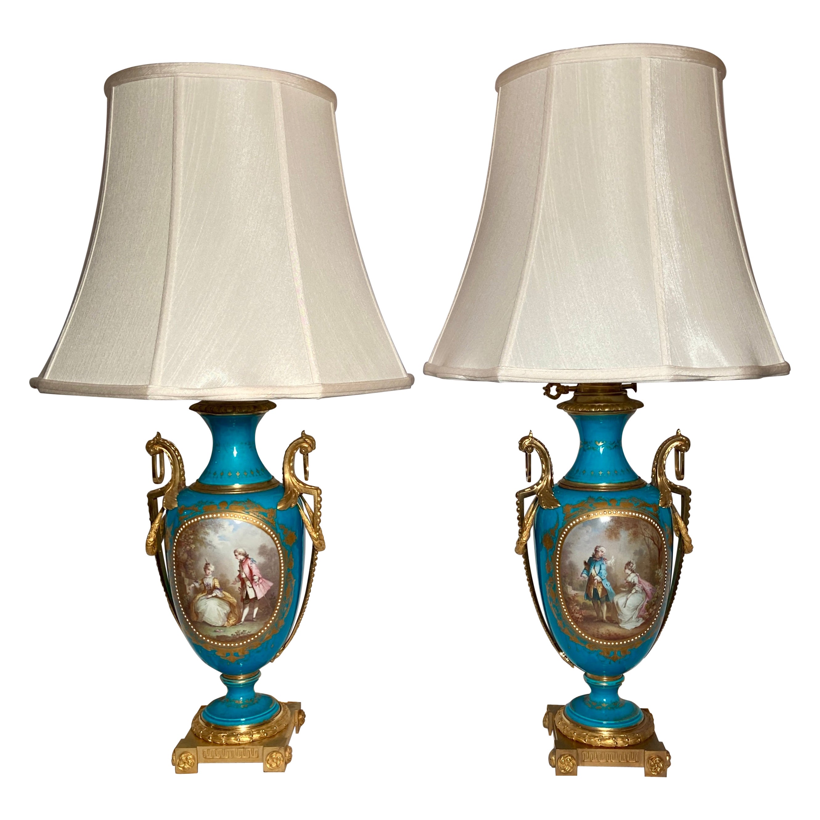 Paire de lampes anciennes en porcelaine bleue « Bijoux » montées en bronze doré, vers 1880 en vente