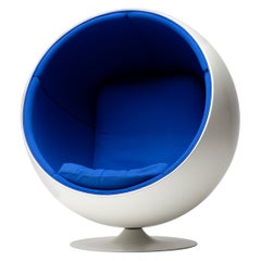 Iconique fauteuil à boule pivotant bleu Eero Aarnio