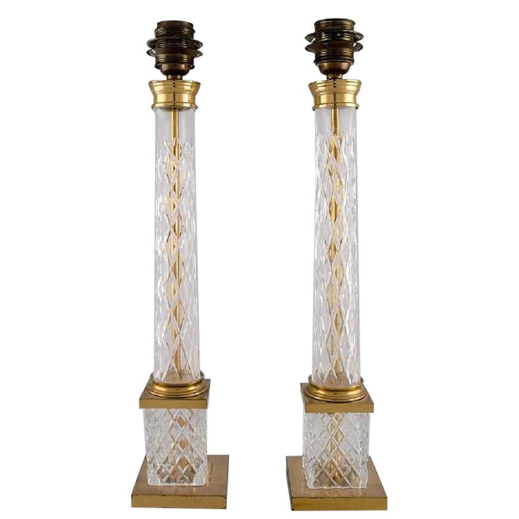 Pair of Tall and Sleek Table Lamps in Clear Crystal Glass and Brass, France For Sale