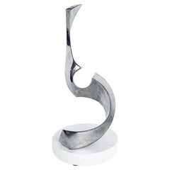 Sculpture abstraite chromée sur socle rotatif de Todd Reuben