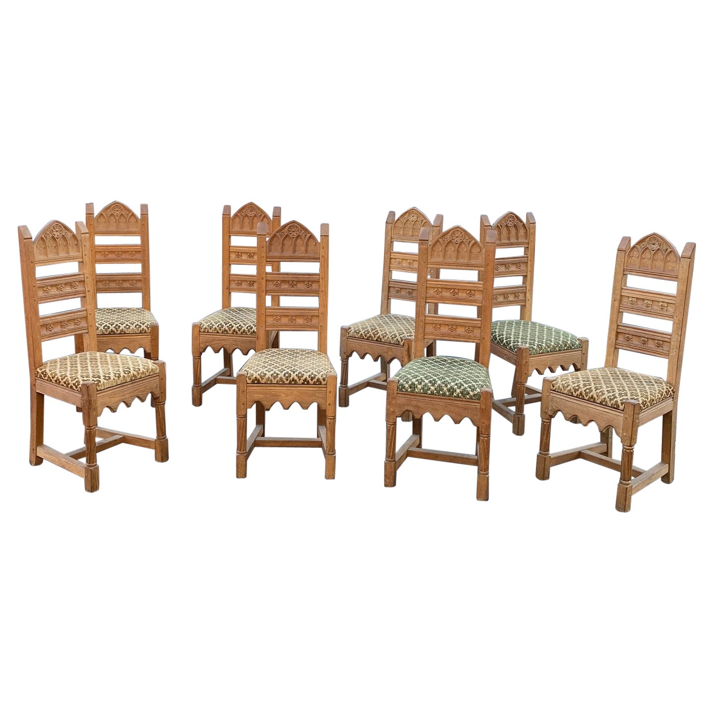 8 chaises néogothiques en Oak, circa 1950 en vente
