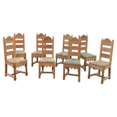 8 Neogotische Stühle in Eiche um 1950