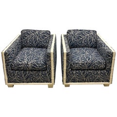 Paire de fauteuils club en faux bambou bleu marine et feuilles de banane de l'époque Hollywood Regency