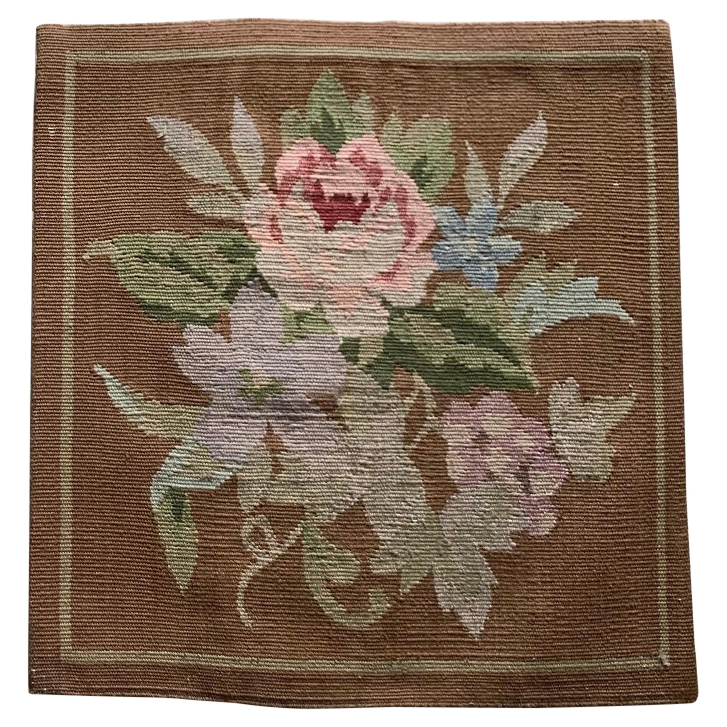 Hellbraunes, elfenbeinfarbenes, florales, französisches, provinzielles, quadratisches Needlepoint-Kissen