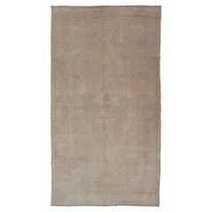 Tapis turc Oushak de galerie vintage dans les tons terreux, brun clair et taupe