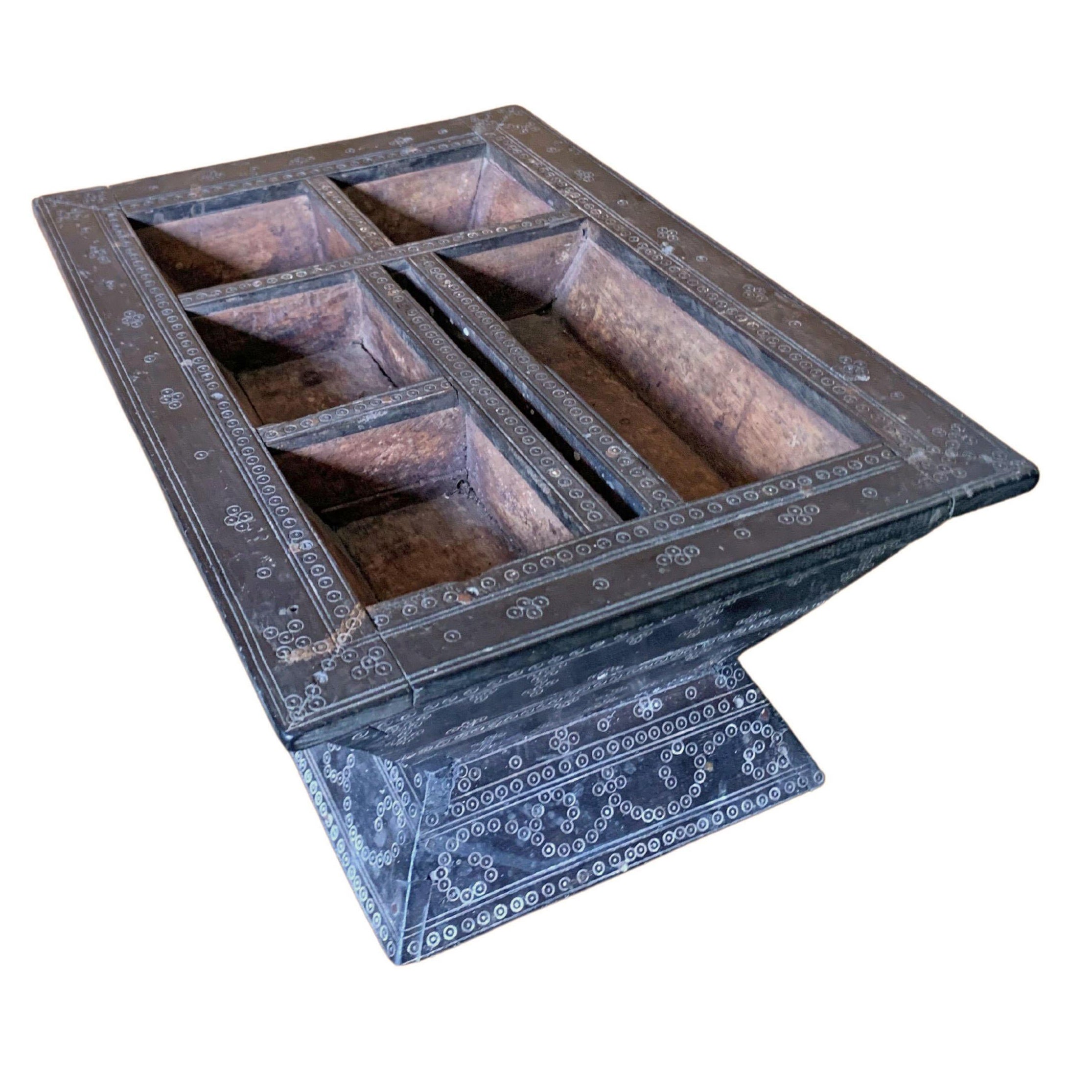 Caja de nueces de betel de la isla de Sumba con grabados tribales, Indonesia, c. 1950