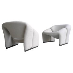 Pierre Paulin F580 Pair of 1st Edition Groovy Lounge Chairs in off White Bouclé
