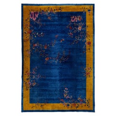Antiker blauer chinesischer handgefertigter geblümter Wollteppich im Art déco-Stil