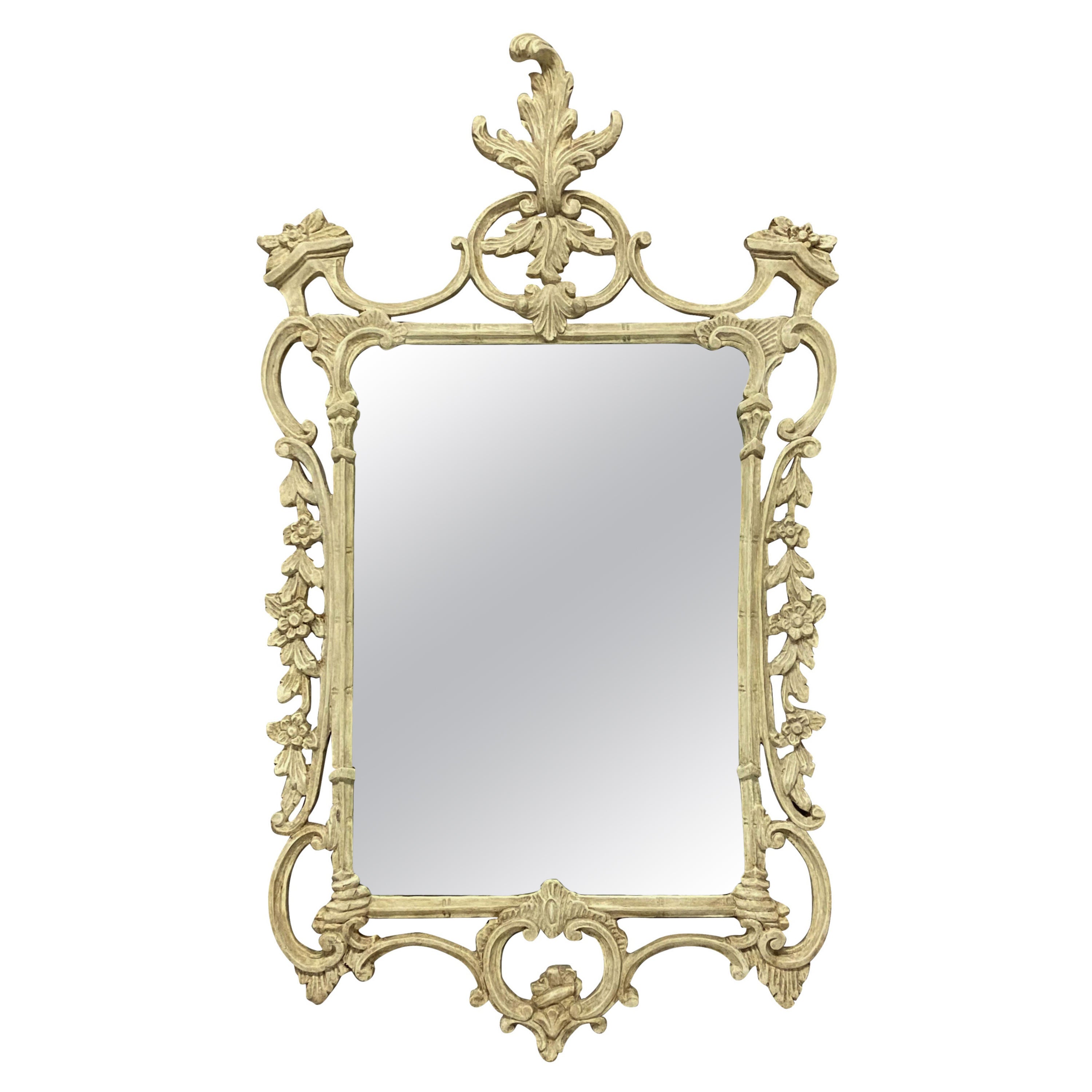 Miroir anglais sculpté et peint de style Chippendale