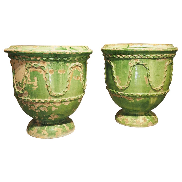 Paire d'anciens pots en terre cuite émaillée verte de Salon-de-Provence,  France En vente sur 1stDibs
