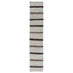 Tapis de couloir Kilim turc vintage à rayures blanches, noires, brunes et beiges