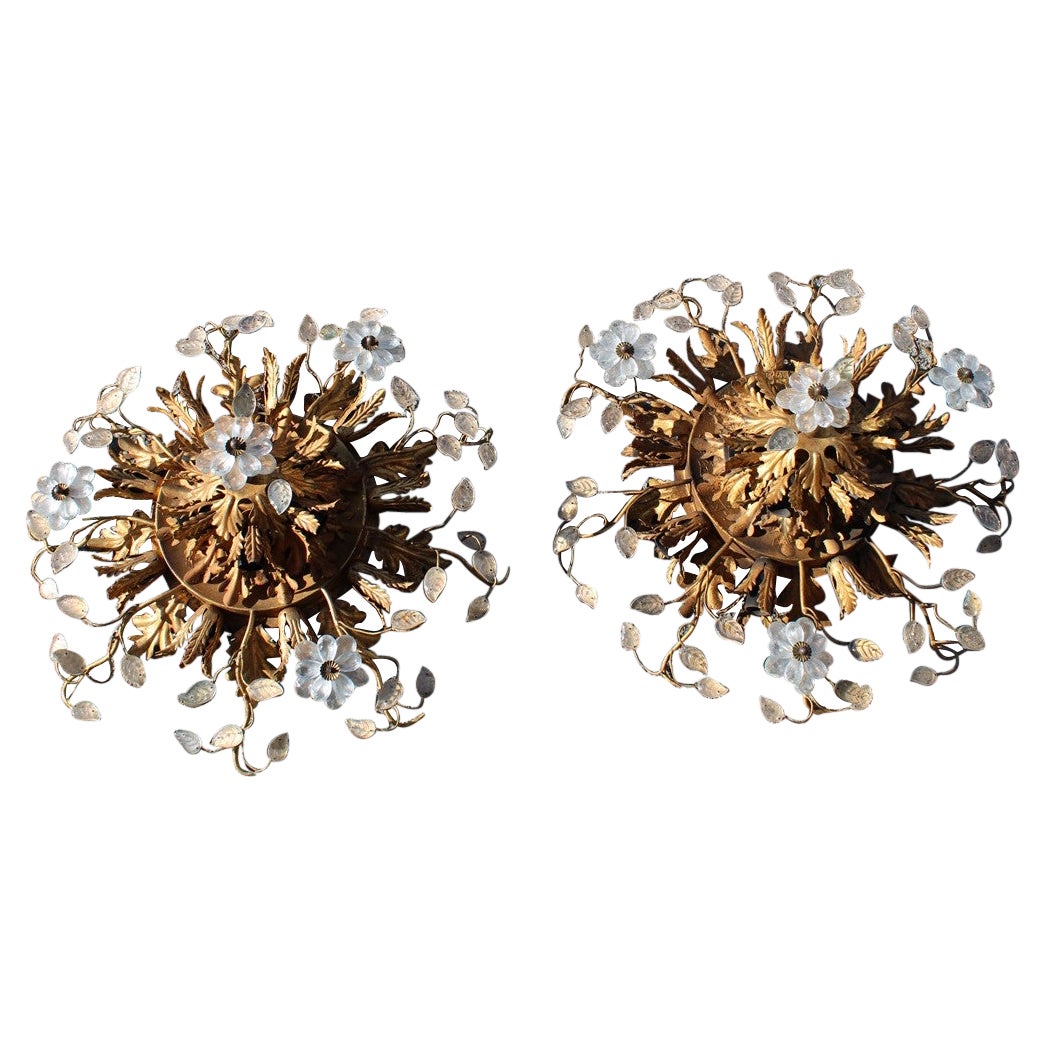 Paire de plafonniers ronds en métal doré et cristal français du milieu du siècle dernier des années 1950