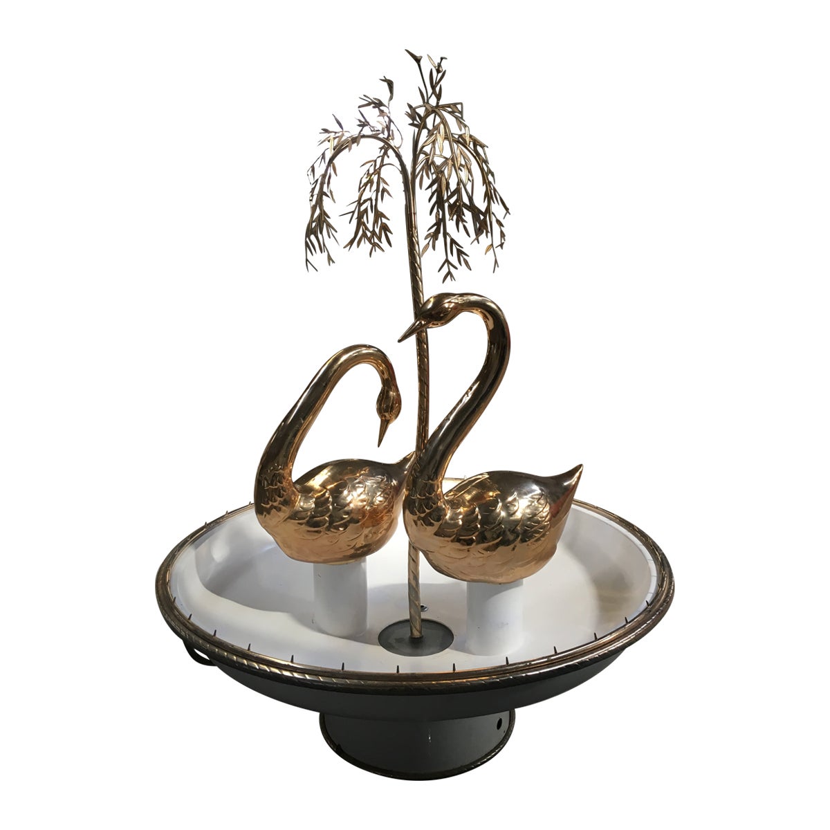 Fontaine italienne moderne du milieu du siècle dernier avec cygnes en laiton doré et saule pleureur