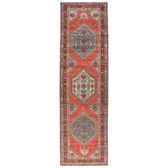 Tapis de couloir Heriz persan ancien à médaillon géométrique rouge, bleu et vert clair