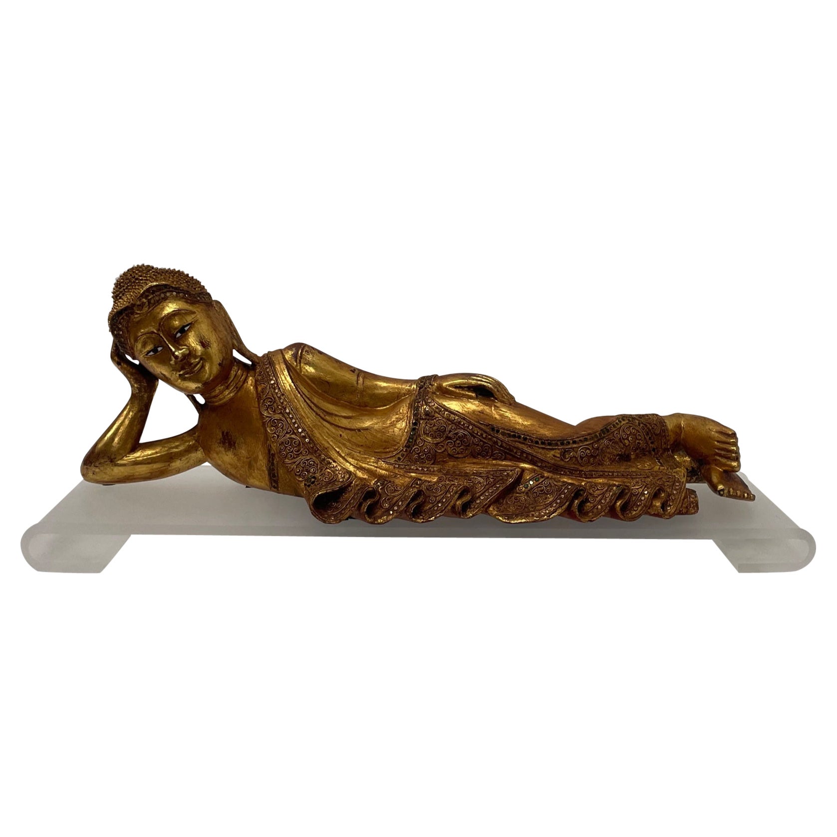 Wunderschöner handgeschnitzter, liegender Buddha aus vergoldetem Holz auf maßgefertigtem Lucite-Sockel