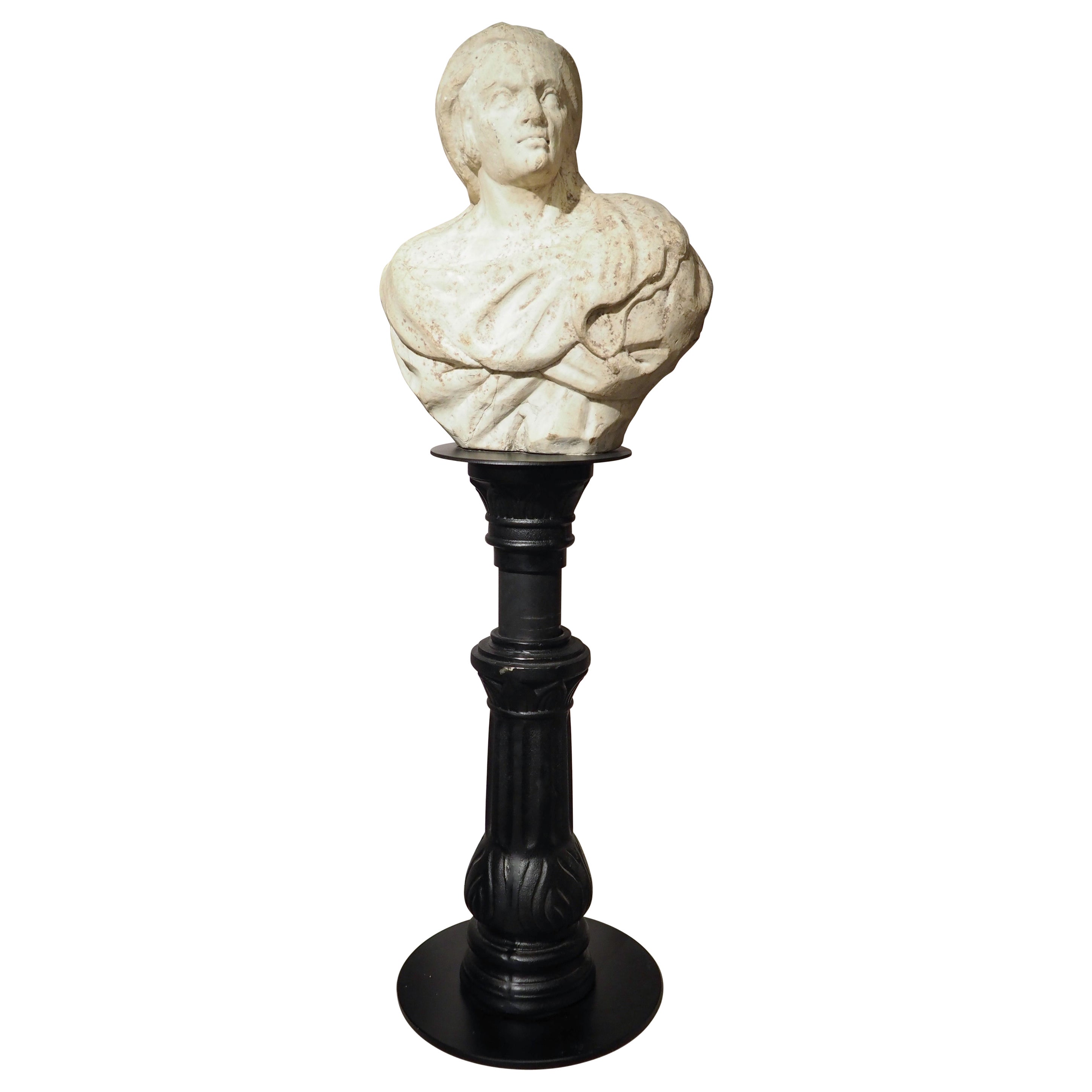 Buste italien en marbre sculpté du 17ème siècle sur socle en fer de la côte amalfitaine en vente