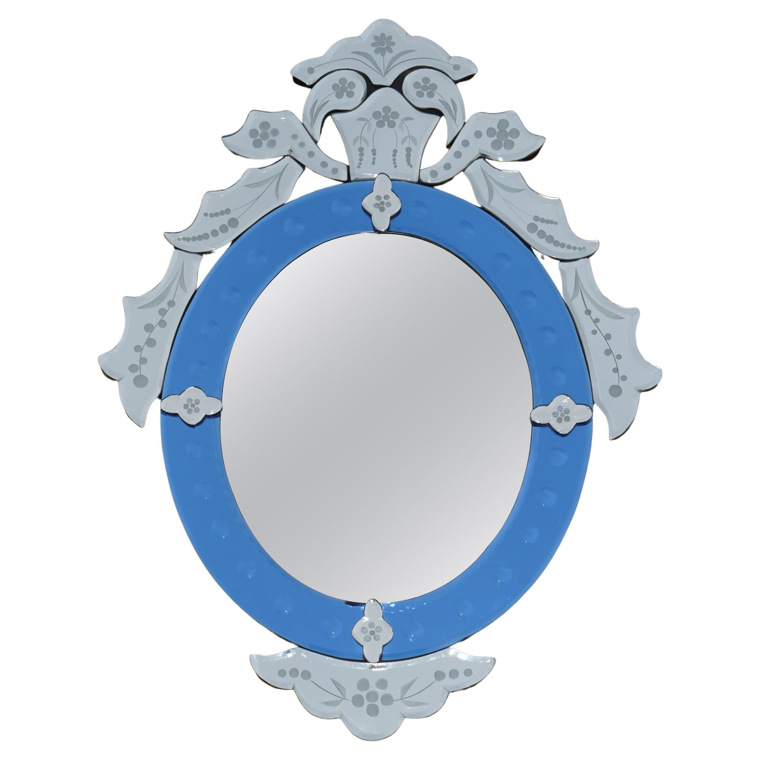 Superbe miroir mural italien vénitien vintage bleu cobalt gravé, taille élégante en vente