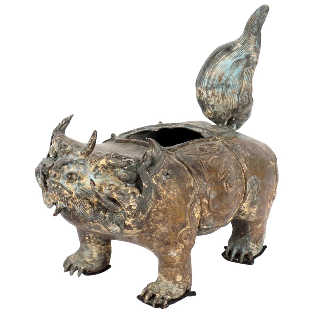 Encensoir chinois en bronze de style archaïque avec chien toupie en bronze en vente