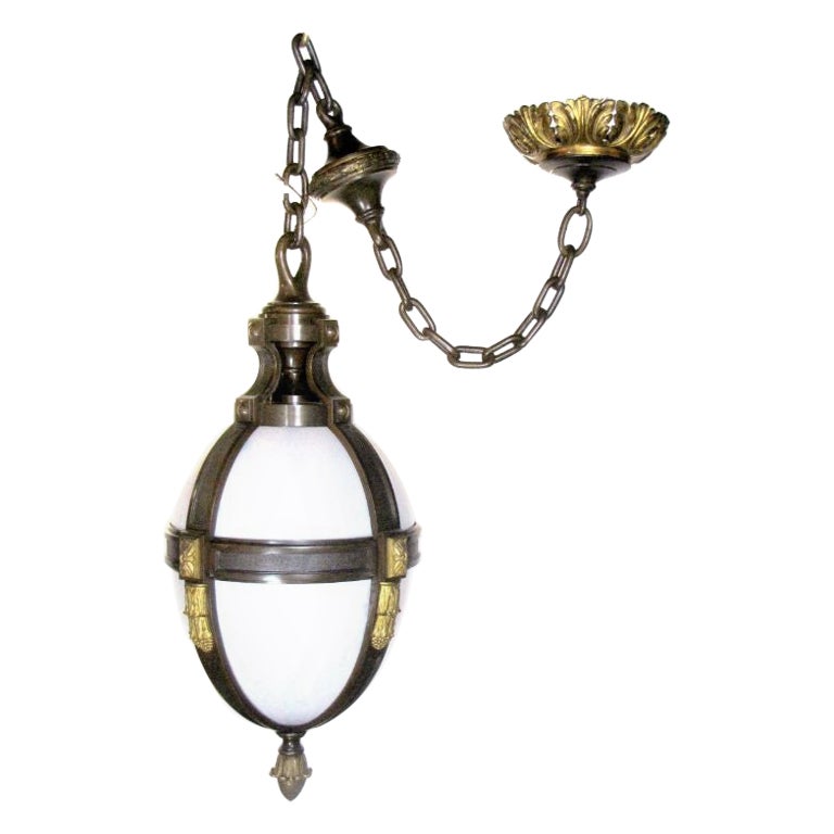 Grand E.F. Lampe à suspension Caldwell en bronze doré et verre blanc