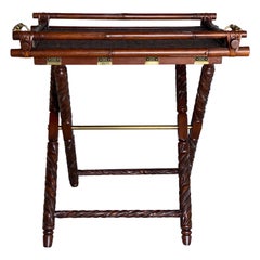 Butler-Tabletttisch aus Mahagoni, Bambus und Rattan im britischen Kolonialstil auf Ständer