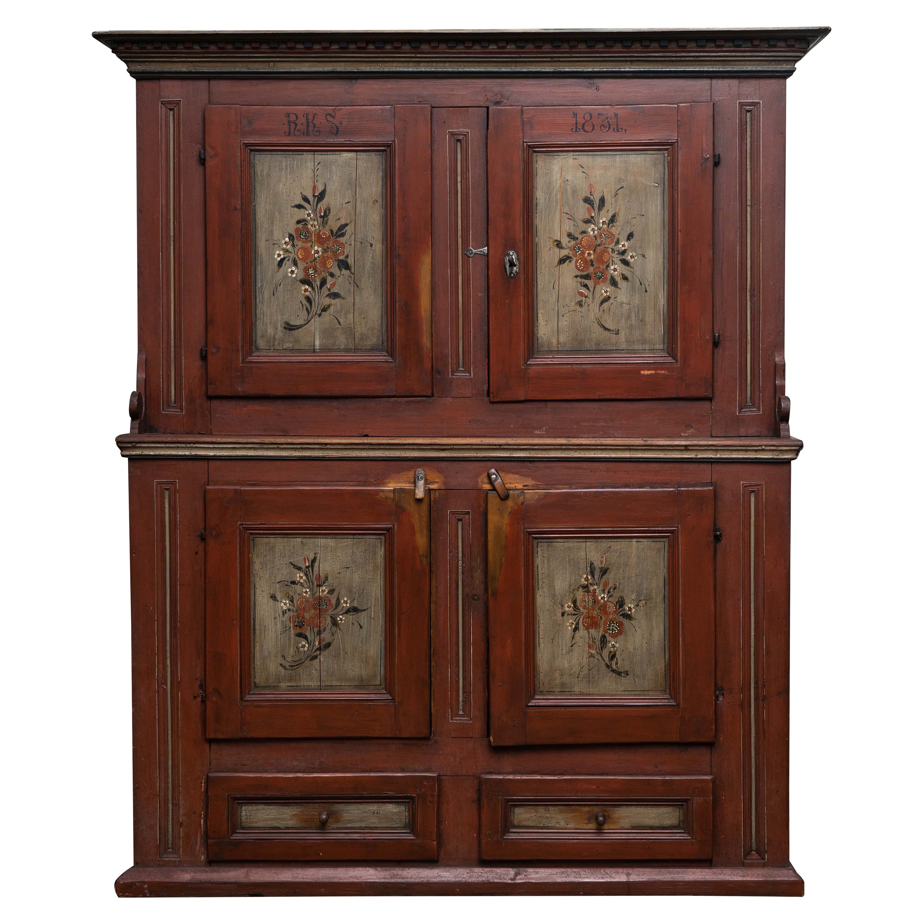 Armoire scandinave en pin peinte à l'arrière avec initiales R.K.S., datée de 1831