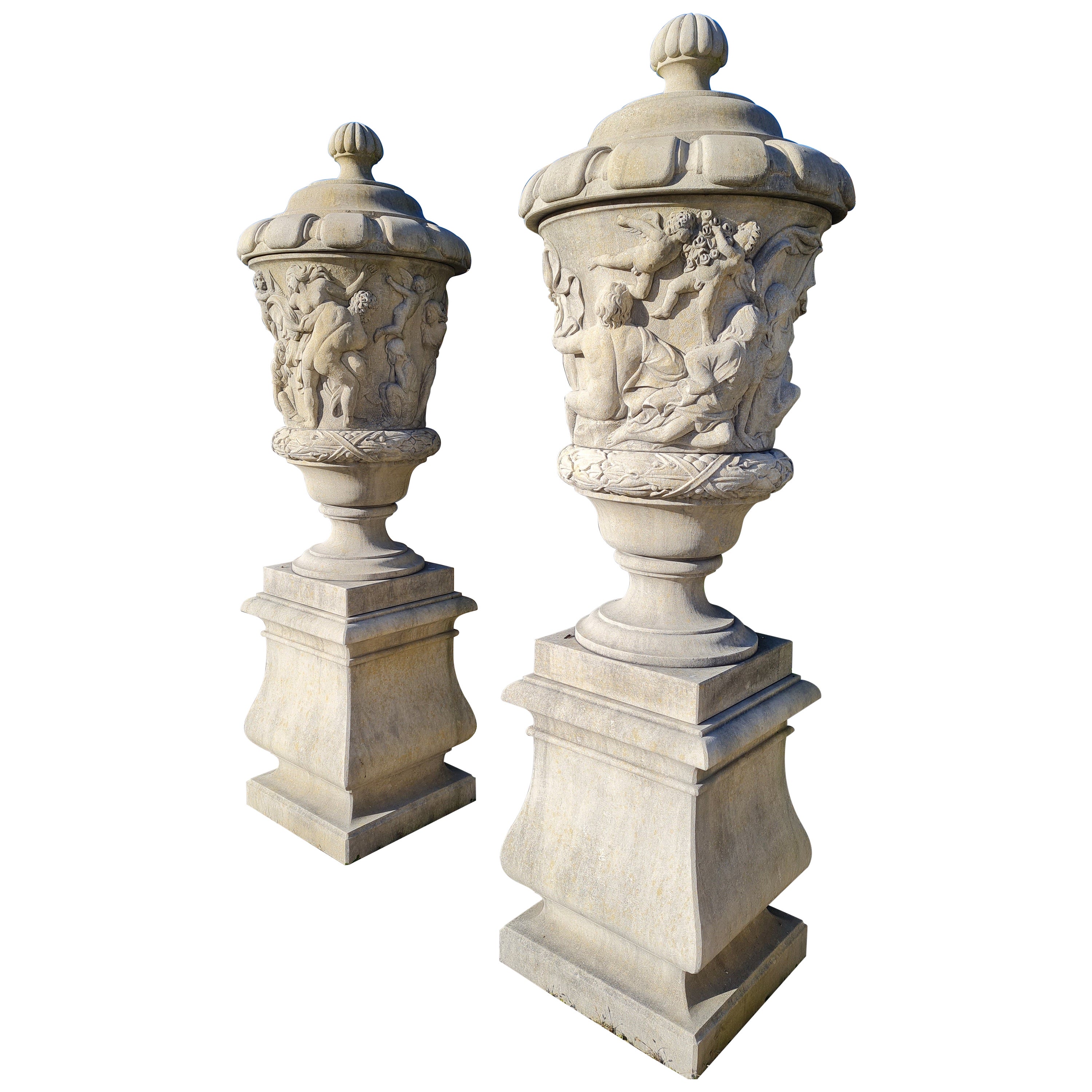 Paire de vases de jardin italiens en pierre sculptée avec base