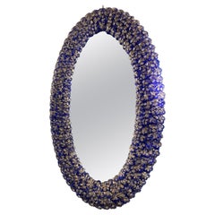 Specchio di vetro di Murano a forma ovale con fiore blu delizioso