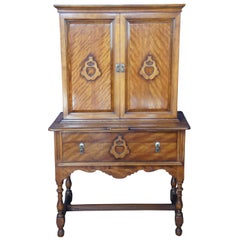 Antiker antiker Schrank aus gelocktem Ahornholz im William-and-Mary-Stil mit Hutch-Chinoi-Leinenschrank