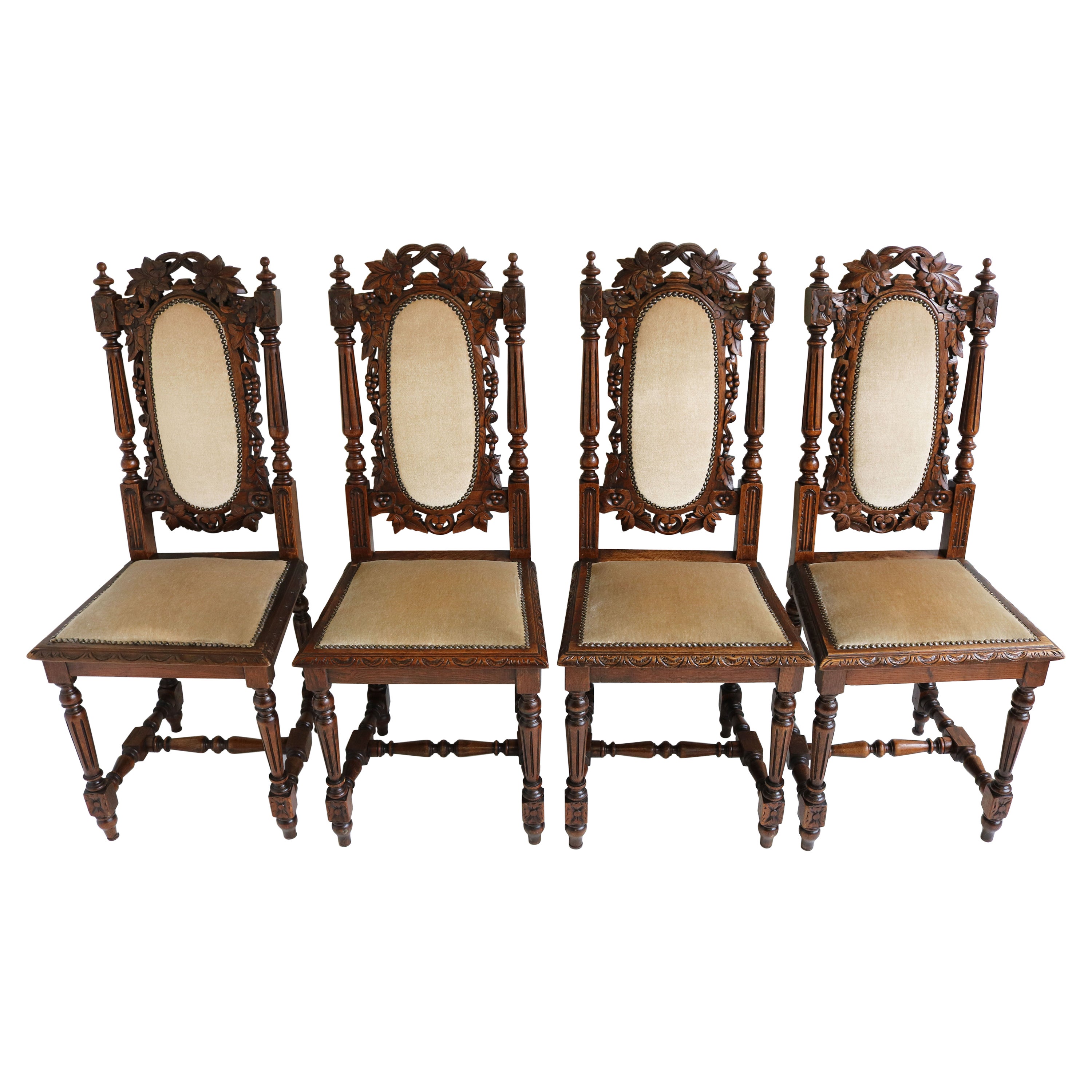 Satz von 4 französischen Renaissance-Revival-Stühlen im Jagdstil aus geschnitzter Eiche, Schwarzwälder Wald