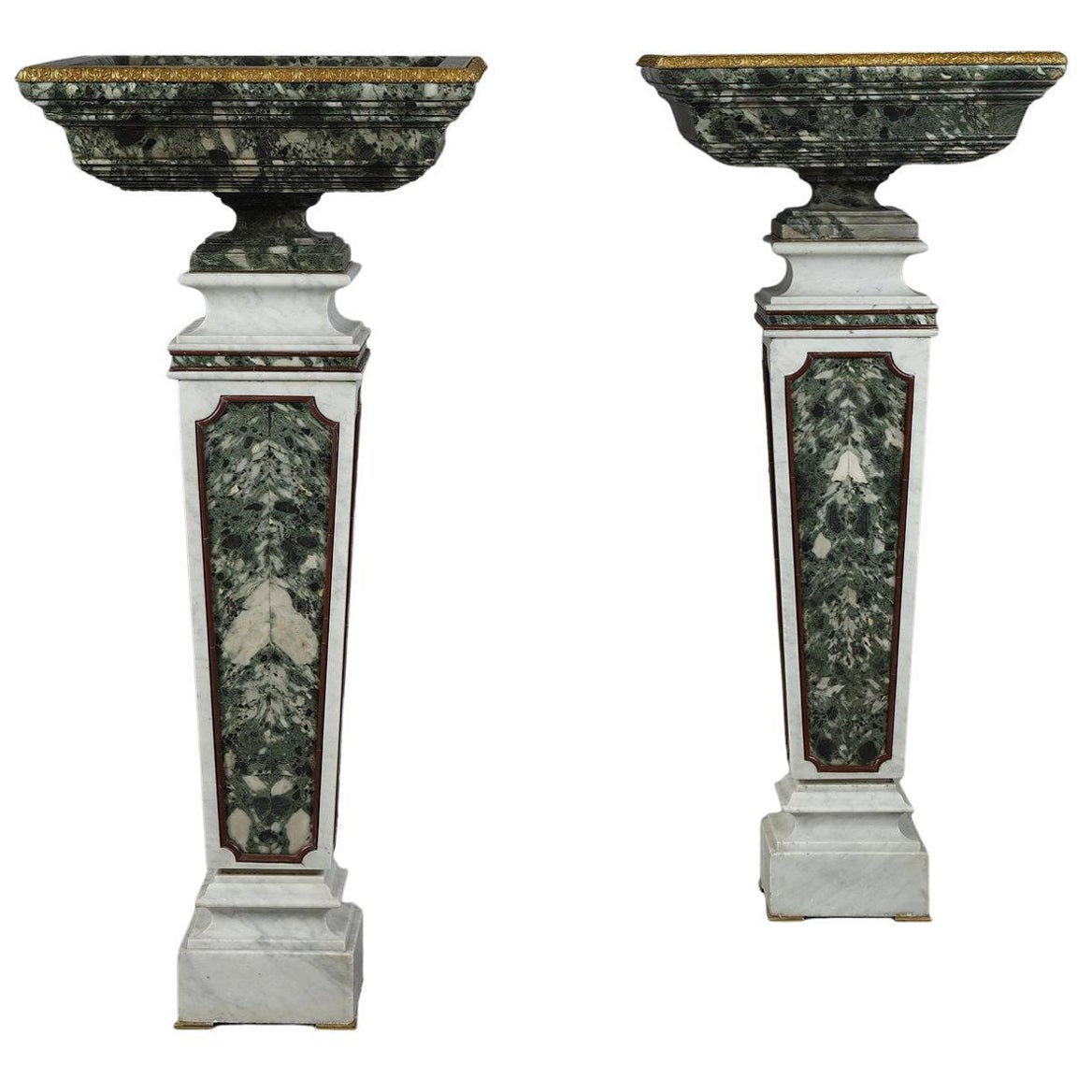 Coppia di urne in marmo e bronzo su piedistalli in marmo, Francia, inizio XX secolo