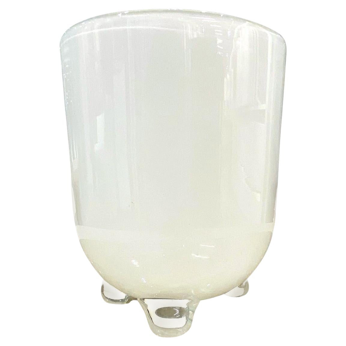 Vase aus weißem mundgeblasenem Glas im Barbini-Stil mit Fuß  im Angebot