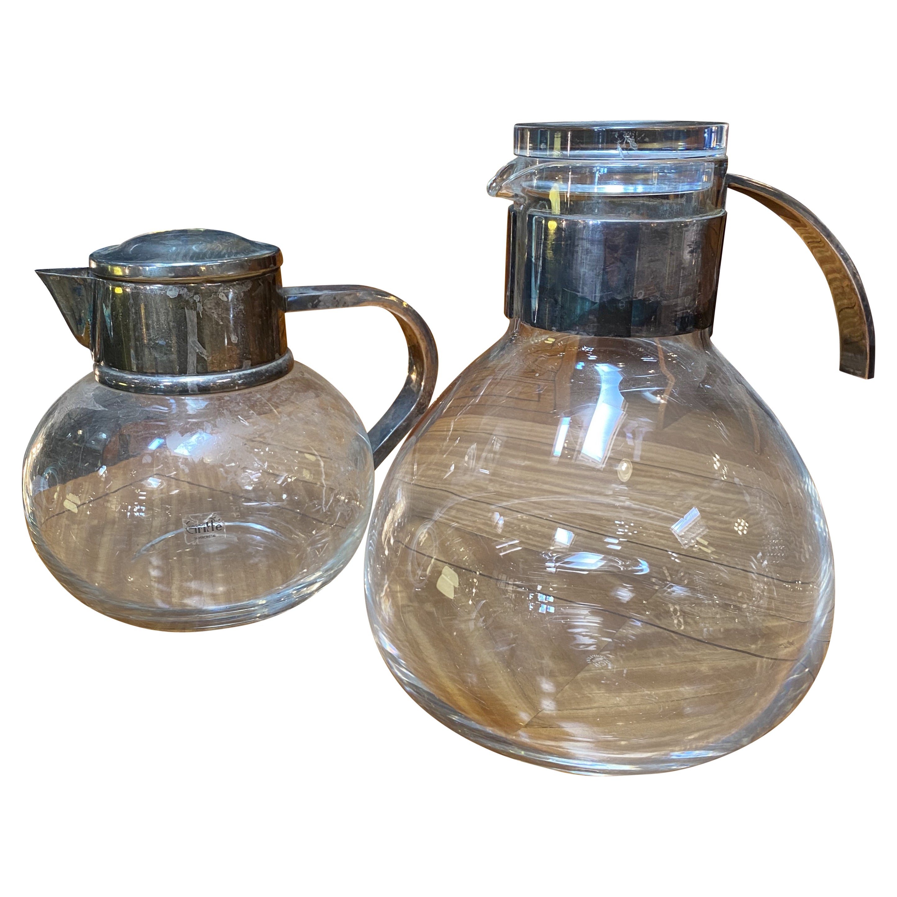 Coppia di due caraffe di cristallo italiane del 1960