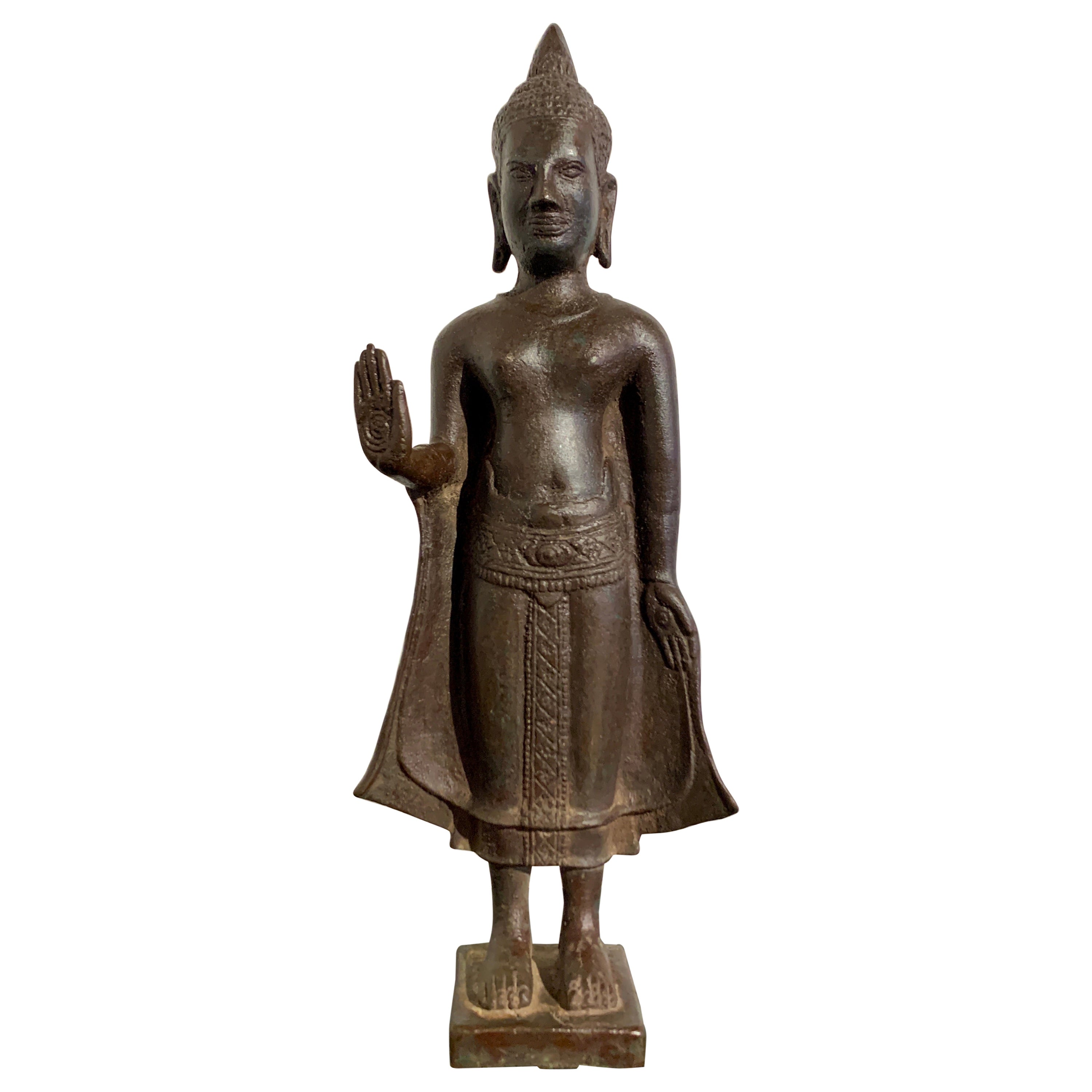 Figure en bronze de style cambodgien représentant un Bouddha debout, milieu du 20e siècle, Thaïlande en vente