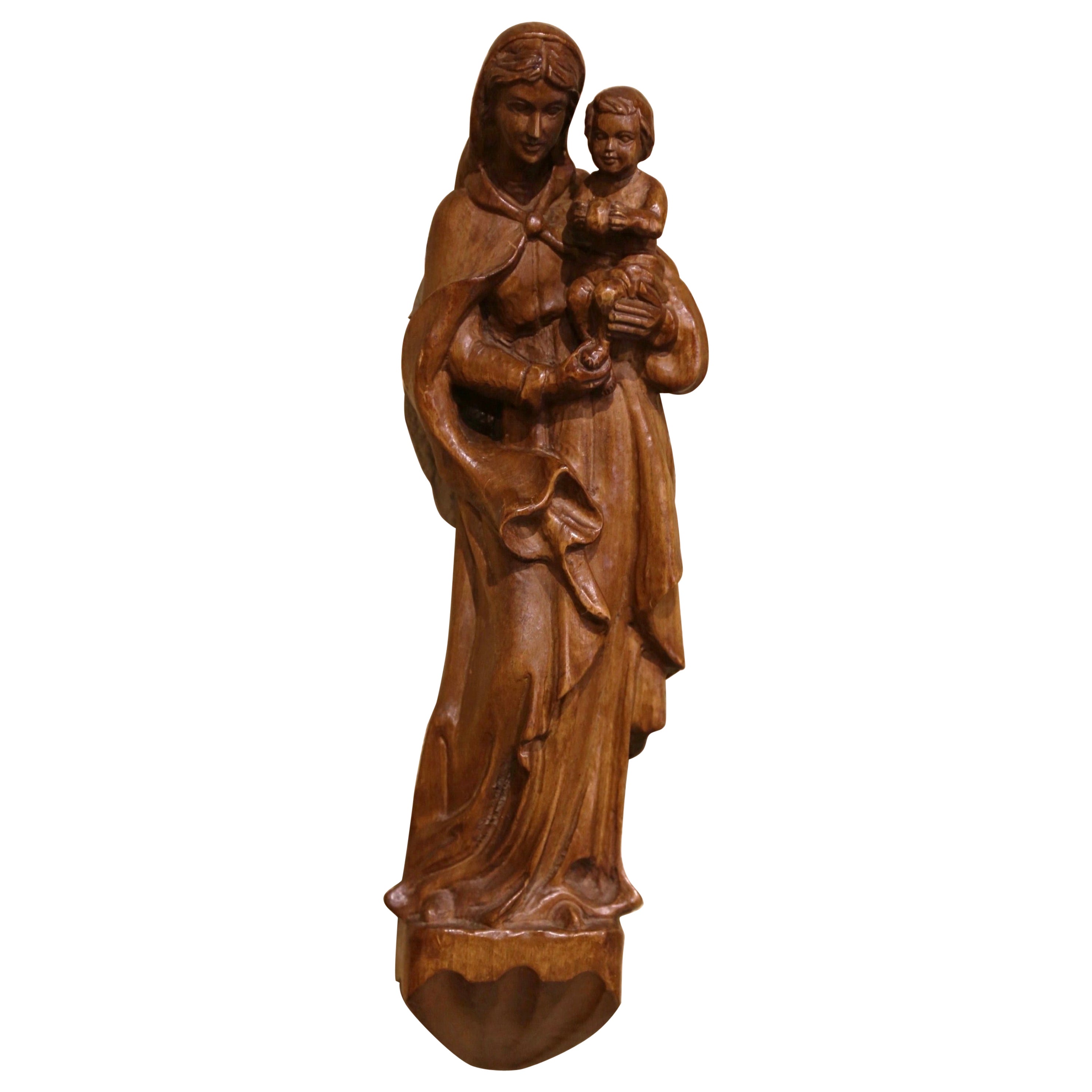 Französische handgeschnitzte Wandstatue der Jungfrau Maria und des Kindes aus Nussbaumholz, Mid-Century im Angebot