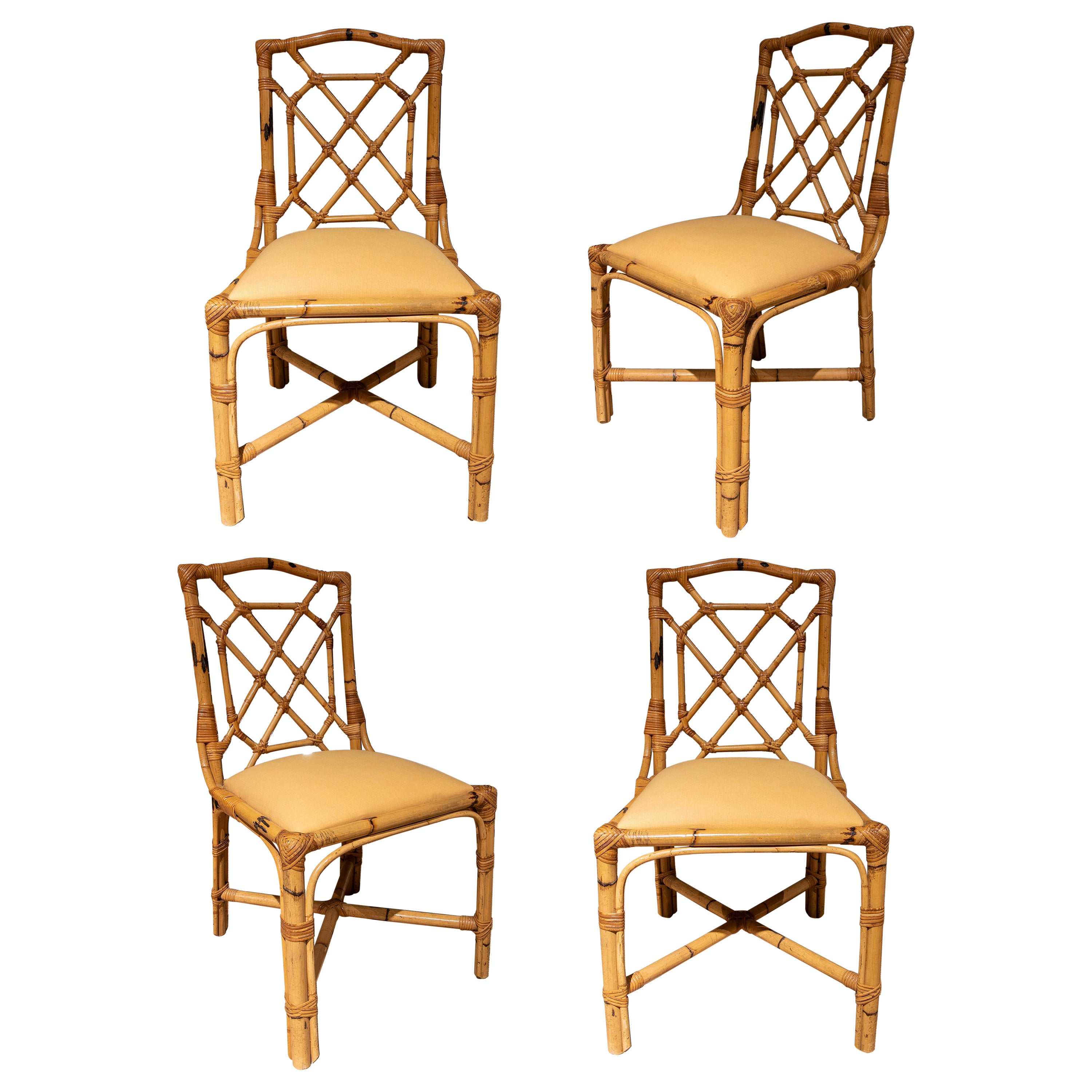 Ensemble de quatre chaises anglaises en bambou des années 1970 avec sièges tapissés de tissu en vente