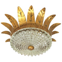 Luminaire couronne Sunburst en fer doré et verre, années 1950