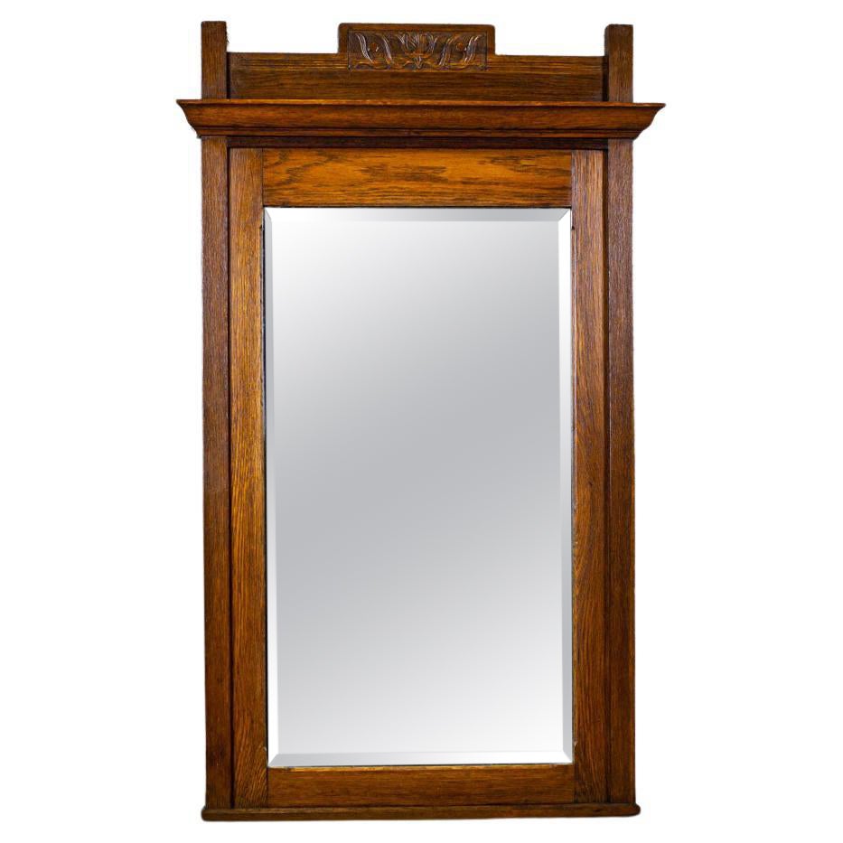 Miroir de sol du début du XXe siècle avec cadre en chêne brun clair en vente