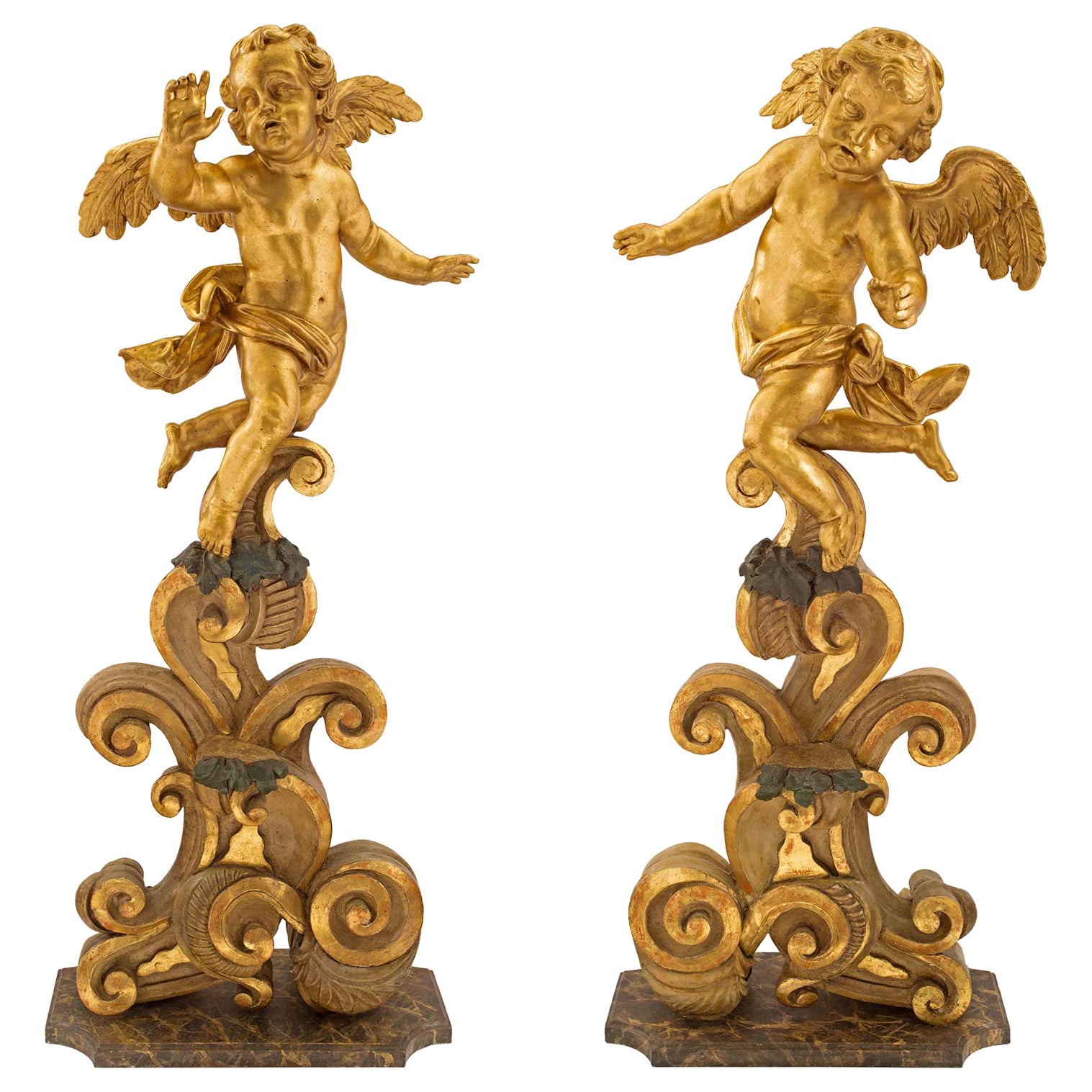 Statues de chérubins baroques italiennes du XVIIIe siècle en bois doré et polychrome