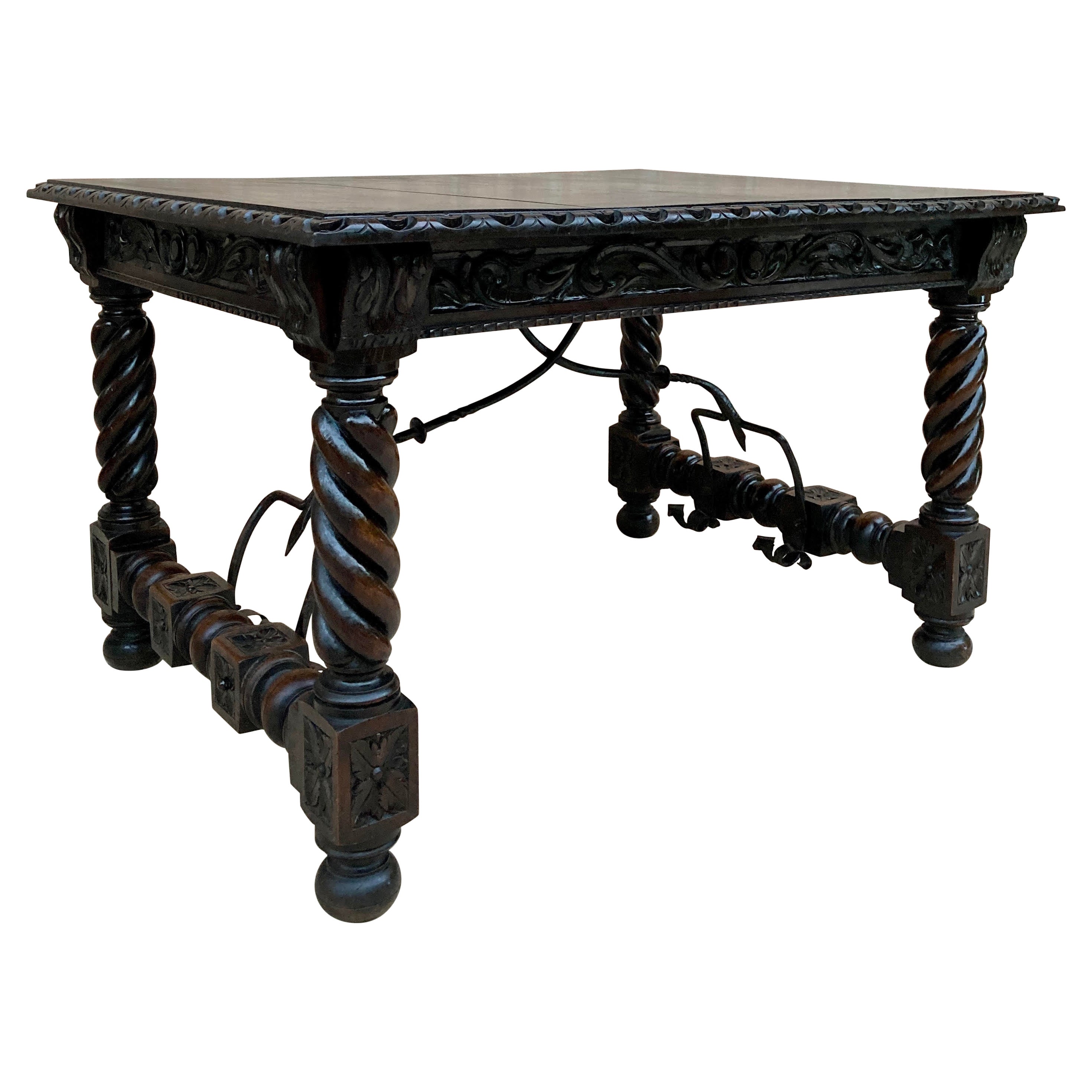Table baroque espagnole avec pieds solomoniques en noyer foncé avec structure sculptée et 