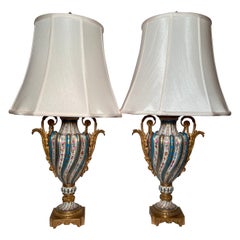 Paire de lampes françaises anciennes en porcelaine de Sèvres montées sur bronze doré, vers 1860-1870