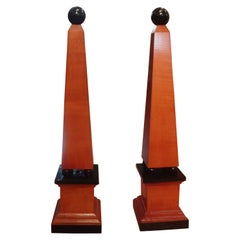 Coppia di obelischi in legno intagliato del XX secolo