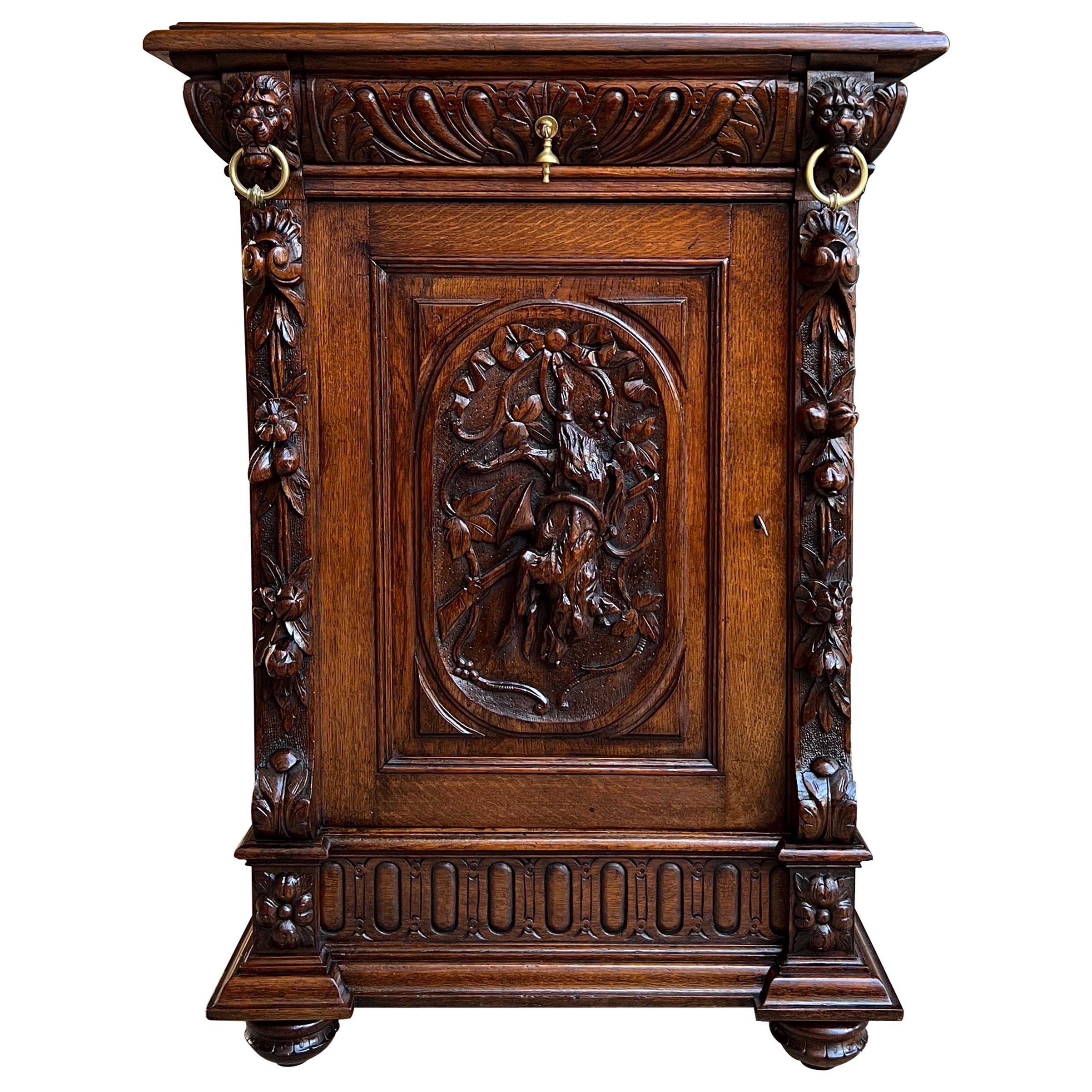 Ancienne armoire de chasse Confiturier Black Forest Fox Wine Cabinet en chêne sculpté français en vente