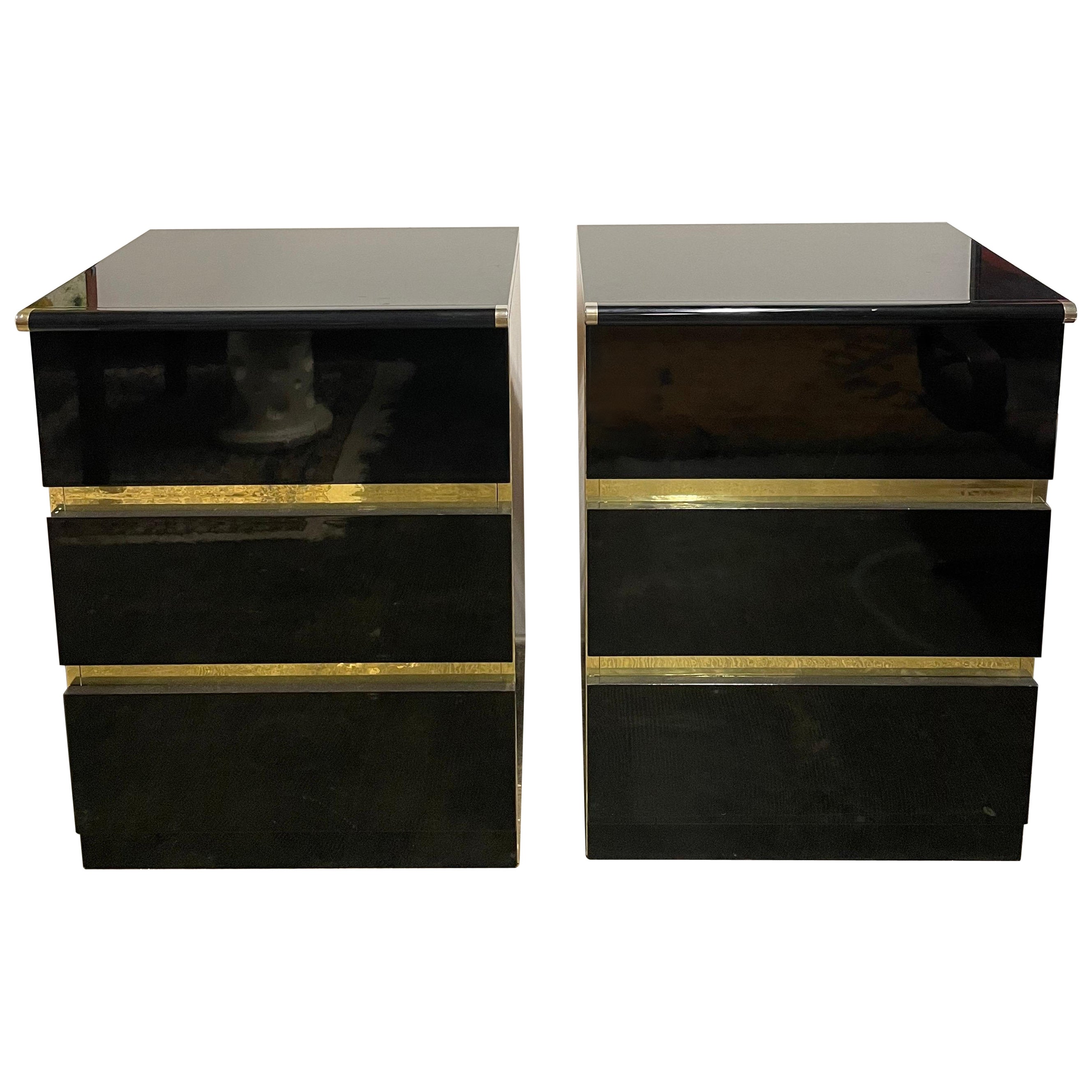 Lacquered Bed & Nightstands Set
